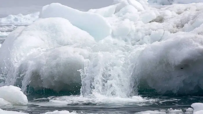 Die zwei großen Eisschilde der Erde in Grönland und der Antarktis werden immer kleiner
