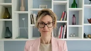 Cornelia Stefan plädiert dafür, dass man sich auch an der Schule kritisch mit Künstlicher Intelligenz befasst