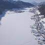 Eine aktuelle Luftaufnahme vom schneebedeckten Weißensee. „Es dringt keine Kälte zum Eis durch“