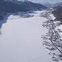 Eine aktuelle Luftaufnahme vom schneebedeckten Weißensee. „Es dringt keine Kälte zum Eis durch“