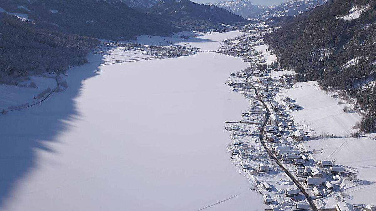 Eine aktuelle Luftaufnahme vom schneebedeckten Weißensee. „Es dringt keine Kälte zum Eis durch“