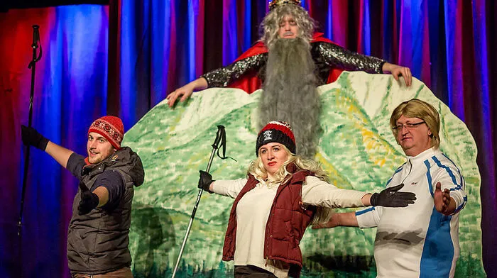 Die Bleiburger Narren rufen in „Wenn die Gondeln Trauer tragen“ zum Skifahren auf der Petzen auf. Auf dem  Bild ist auch der Geist der Petzen, Kralj Matjaž