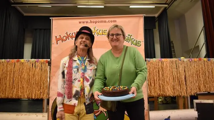 Hokuspokus Musikus bekam zu seinem 40. Jubiläum sogar eine Torte überreicht 