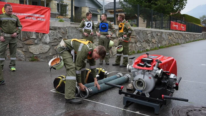 Beim Feuerwehrhaus in Tresdorf, Gemeinde Rangersdorf, ist der Start- und Zielplatz des Laufevents - es ist ungewiss, welche Zeit, die 500 Feuwehrmänner und -frauen für die 122 Kilometer benötigen.