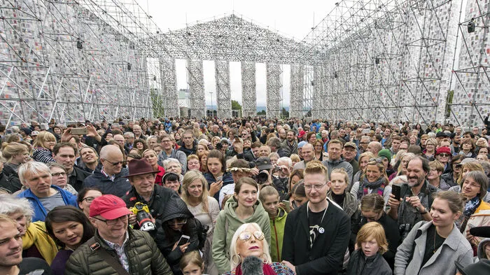 Vor mehreren Tausend Zuschauern hat die argentinische Künstlerin Marta Minujin ihr Kunstwerk "Parthenon der Bücher" auf der documenta in Kassel vollendet.