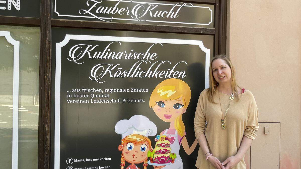 Beate Schoberl vor ihrer Zauberkuchl in der Trofaiacher Hauptstraße