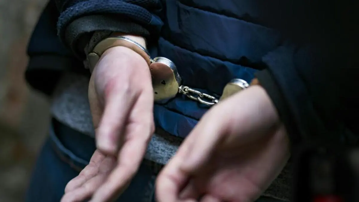 ++ THEMENBILD ++ Handschellen (Handfesseln) der Polizei, aufgenommen am Freitag, 20. Oktober 2023 in Wien. (Gestellte Szene).