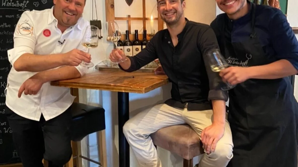 TV-Starkoch Mike Süsser (links) in der "freindal Wirtschaft" in Villach 