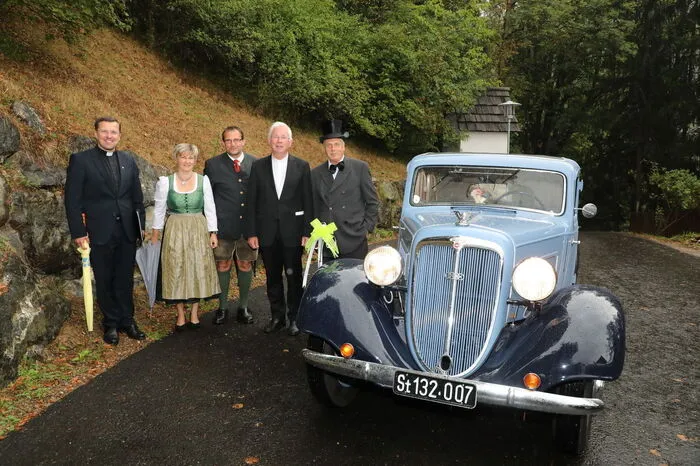 Besonders war auch Lackners Weg hinauf nach Maria Freienstein: Der Erzbischof wurde mit einem Oldtimer chauffiert.