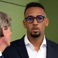 Jérôme Boateng (echts) neben seinem Anwalt Leonard Walischewski im Gerichtssaal