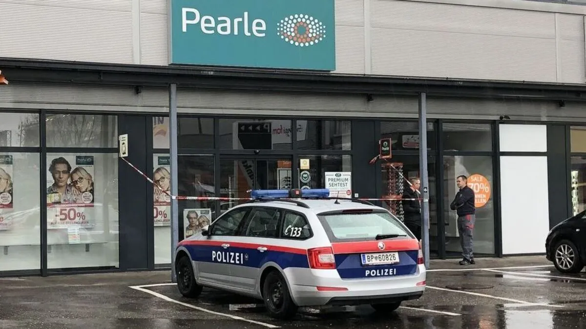 Die Polizei sicherte am Montagvormittag die Spuren im Optikergeschäft