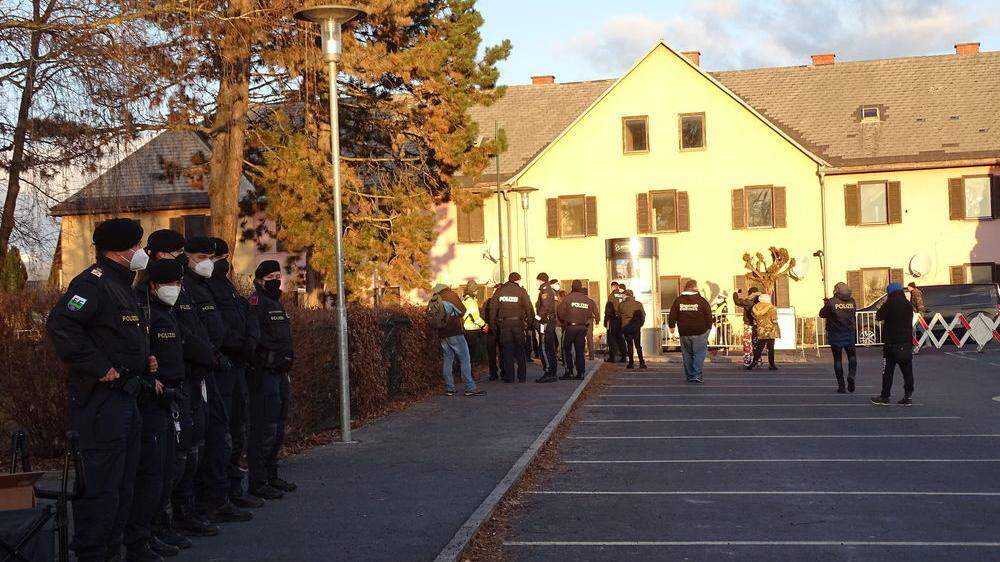 Polizeiaufgebot vor der Volksschule Voitsberg