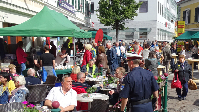 Die Weizer strömten mit ihren Familien zum Bäckerfrühstück auf den Südtirolerplatz.