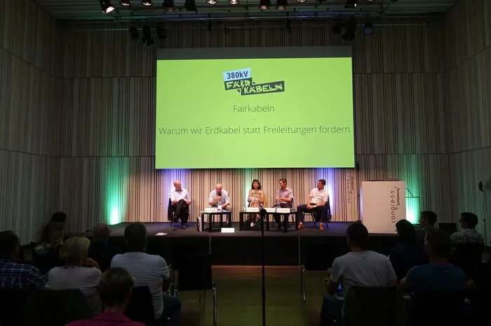 Am Podium: Bürgermeister und Vizebürgermeister, zwei Vertreter der in Gründung befindlichen Bürgerinitiative und Franz Fuchsberger von "Fairkabeln Salzburg"