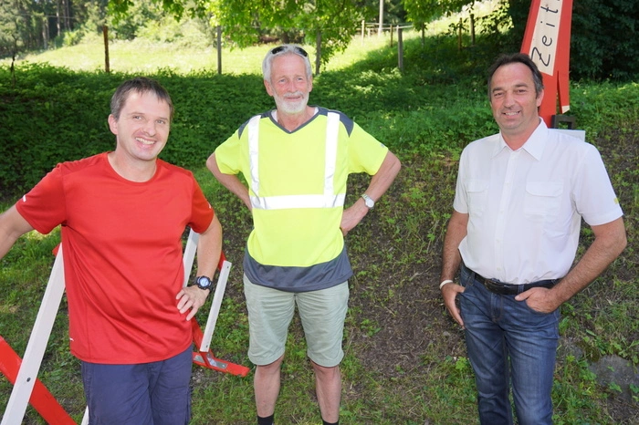 Werner Pirker, "Streckenposten Hermann Steinwender und Bürgermeister Wolfgang Krenn erwarten die jungen Künstler zur Eröffnung.