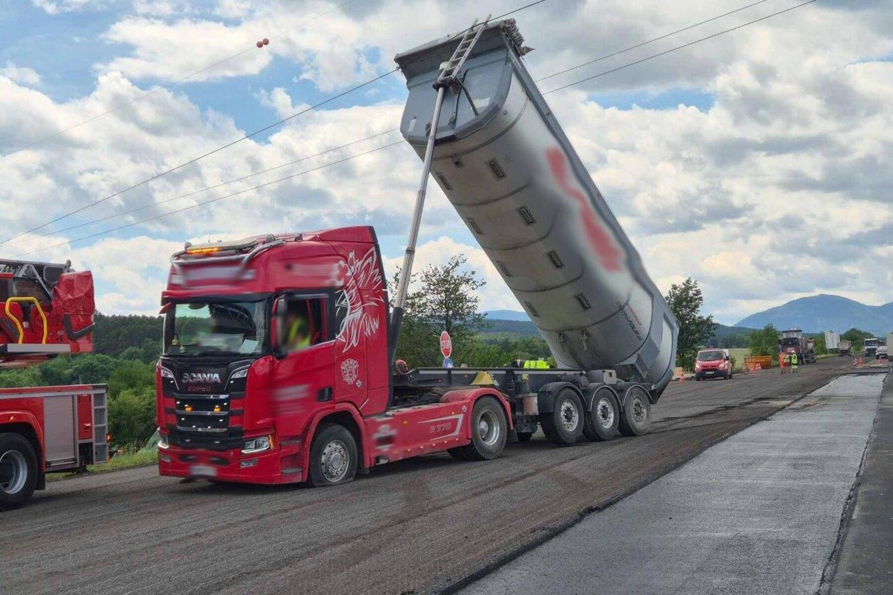 Auf der S6: Lkw geriet in Hochspannungsleitung: Lenker blieb