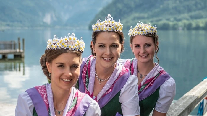 Gestatten, Narzissenkönigin Silvia Mair (Mitte) mit ihren Prinzessinnen Tina Zinhobl (links) und Cornelia Huber