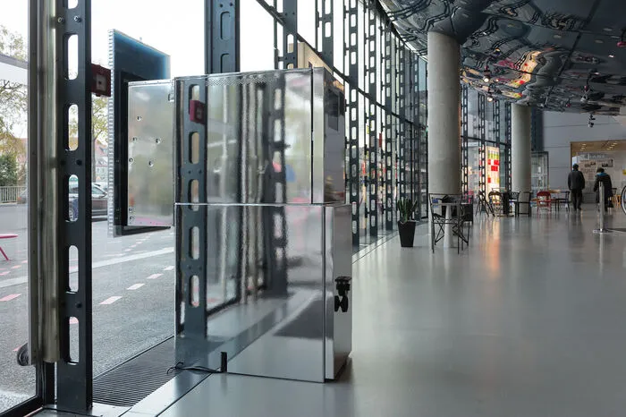 ...sondern platzierte ihn, für alle deutlich sichtbar, mitten im neu gestalteten Kunsthaus-Foyer.