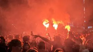 Feiernde mit bengalischen Feuern auf der Piazza Fontana in Lignano | Zu Pfingsten ist für die Exekutive traditionell jede Menge zu tun - dieses Jahr ohne Unterstützung aus Italien