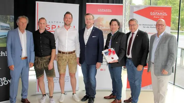 Zum 55-jährigen Firmenjubiläum lud das Führungstrio des Autohaus Gspandl – bestehend aus Thomas Scholze (3.v.r.), Alexander Trigler (3.v.l.) und Markus Fuchs (2.v.l.) – zum großen Herbstfest mit einem bunten Programm für alle Altersgruppen.