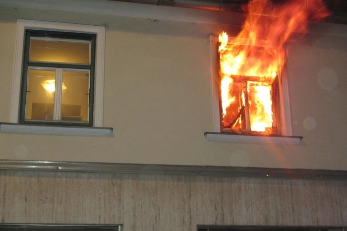 Auf der Straßenseite des Objektes schlugen bereits meterhohe Flammen aus den Fenstern heraus.