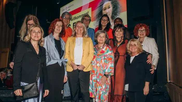 Frauen- und Gleichstellungsbeauftragte des Landes Kärnten Martina Gabriel (links), Bundesrätin Claudia Arpa (mitte), Landesrätin Sara Schaar, Nationalratsabgeordnete Petra Oberrauner, Vizebürgermeisterin Gerda Sandriesser und Gemeinderätin Isabella Rauter (rechts)