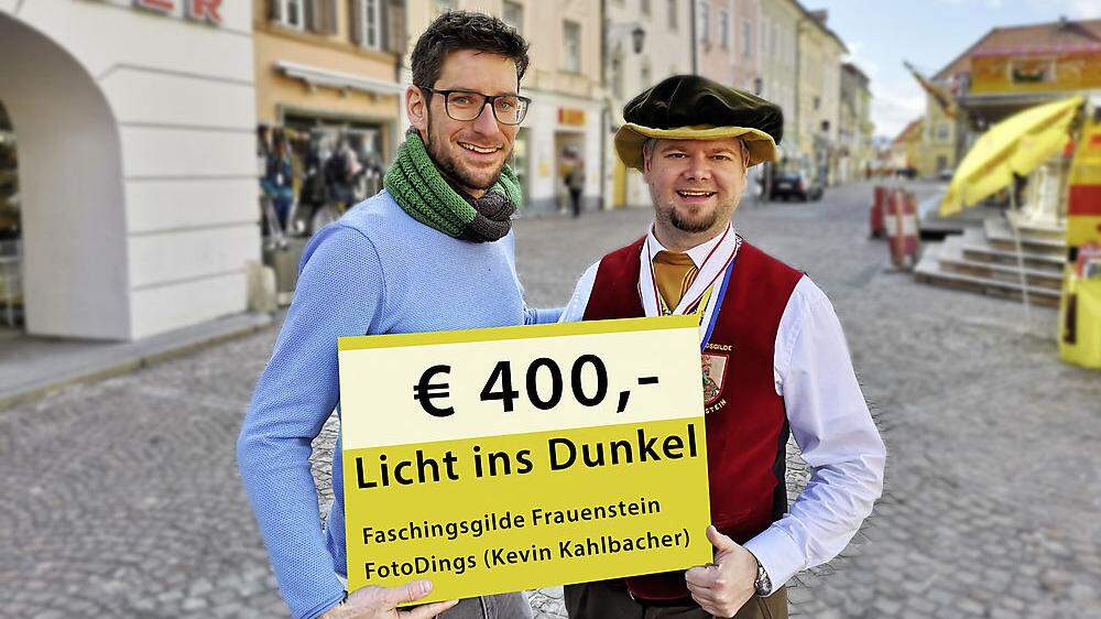 Kahlbacher und Maximilian Elleberger-Märker mit dem symbolischen Spendenscheck am St. Veiter Hauptplatz