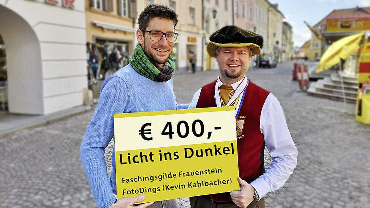 Kahlbacher und Maximilian Elleberger-Märker mit dem symbolischen Spendenscheck am St. Veiter Hauptplatz