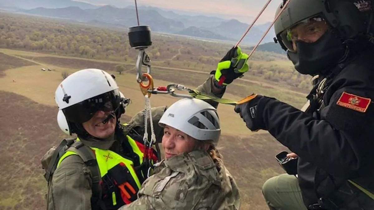 Auch Krankenschwester des Notarztteams welches die Ausbidung begleitet wird zur Sicherstellung der Notfallversorgung zum Transport an der Winde ausgebildet