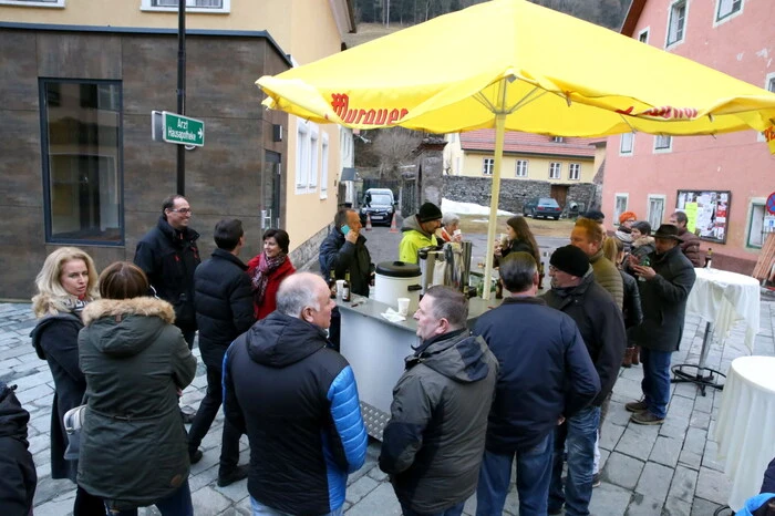 Auch am Freitagabend hatte sich so mancher Kiebitz am Reiftanzplatz in Hüttenberg eingefunden.