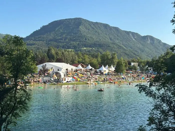 Blick über den Sonnegger See zum Festival