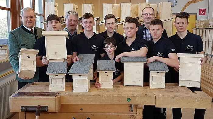 Schüler, Direktor Franz Patz (l.), Josef Pauger und Christian Gartner (3.v.l.) präsentieren die Nistkästen