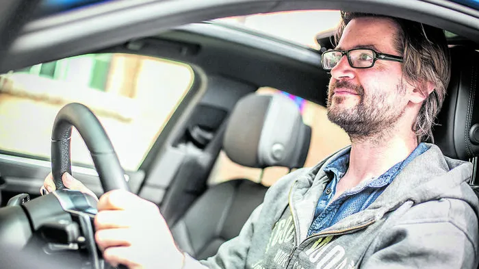 So geht’s: Aufrechte Haltung, die Hände am Lenkrad auf drei und neun Uhr positioniert, in dieser Position ermüdet man beim Autofahren am wenigsten schnell
