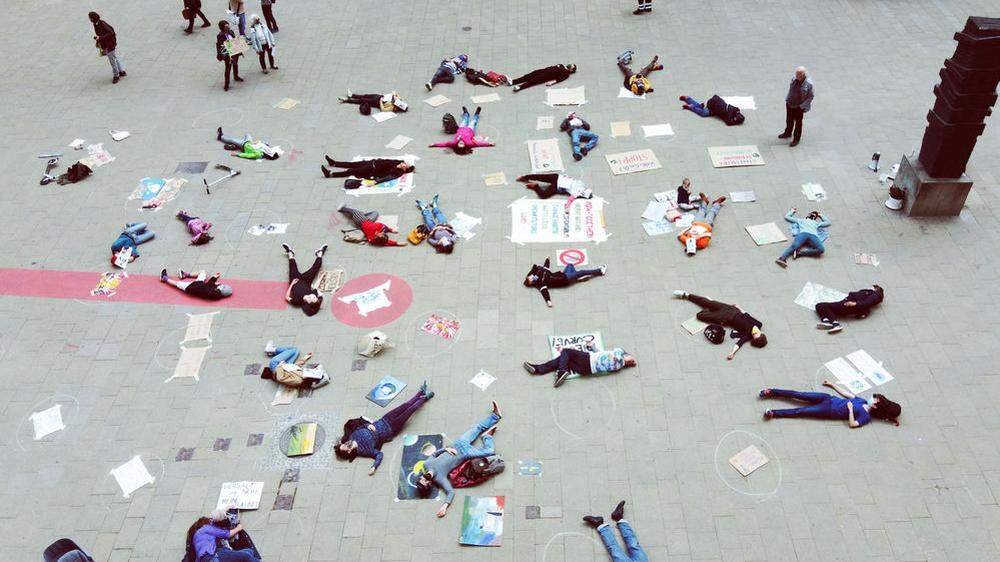 Mit 'Schildermeeren' protestierte Fridays for Future im Mai am heldenplatz in Wien für ein klimagerechtes Konjunkturpaket