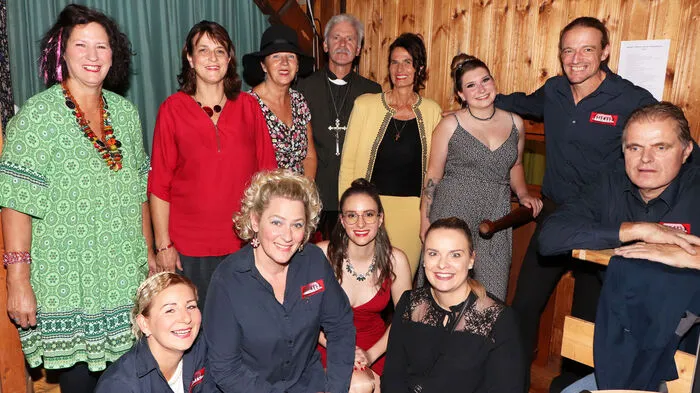 Das Ensemble: Eveline Bretis, Felix Bretis, Jaqueline Felsberger, Julia Insam, Erika Kofler, Ingrid Lukas, Sandra Maier, Simon Nickles, Iris Pleschberger, Adam Tamegger und Barbara Tamegger. Regie: Erwin Beiweis - Obfrau: Martina Flaschberger