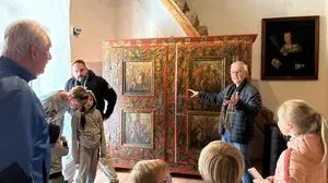 Täglich kann man bei Führungen in die Geschichte des Schlosses eintauchen