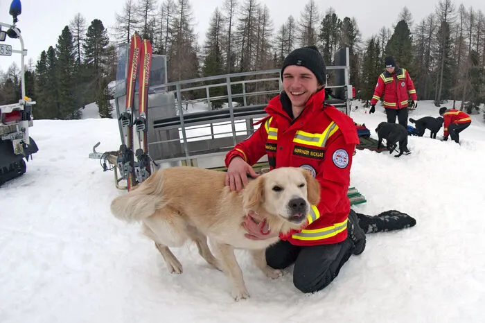 Trainiert wurde die Lawinensuche, wobei Mensch, Hund und Gerätschaft auf eine harte Probe gestellt wurden.