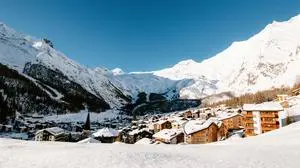 Dorf Saas-Fee im Winter