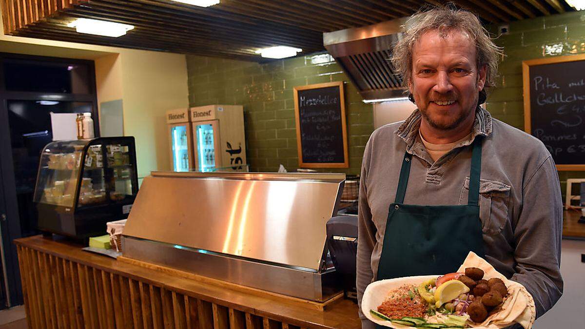 Eelco van Leijden mit einem frisch zubereiteten Mezze-Teller.