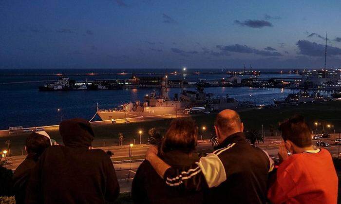 Familien am Marinestützpunkt im argentinischen Mar del Plata