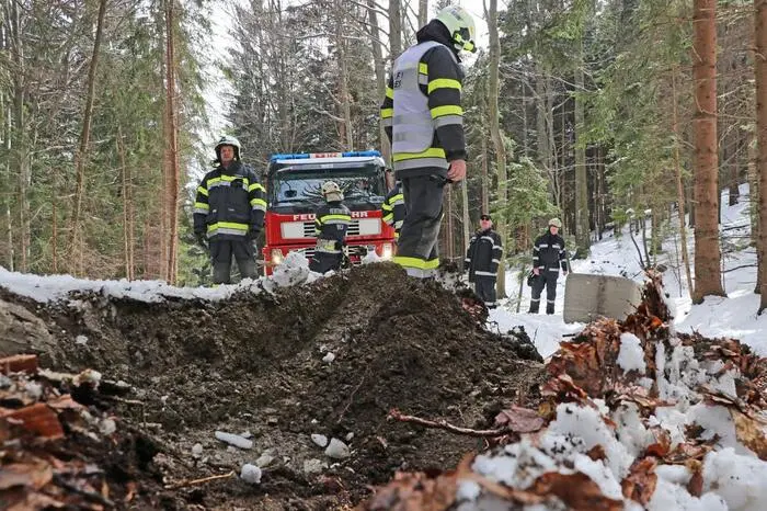 Er rutschte bergseitig in den Straßengraben und blieb in Schräglage hängen.
