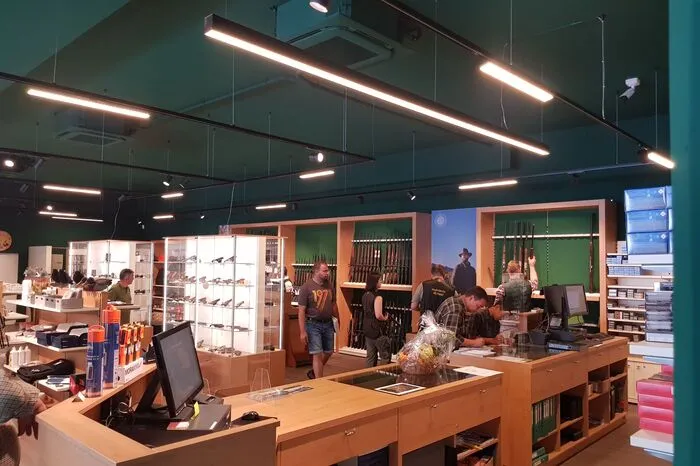 Auch ein großer Jagdshop ist integriert.