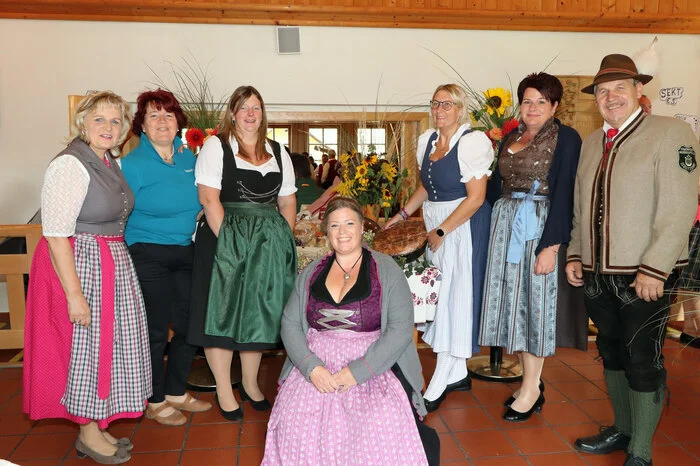 Am Foto von links: 1. Vize-Bgm. Brigitte Ritzinger, Klaudia Ferlan (Obfrau Singgemeinschaft), Julia Dörfler (Obfrau Elternverein), Linda Jauer (Hauptorganisatorin), 
Christina Wartbichler (Obfrau Bänderhutfrauen), Sonja Jankl und Georg Jankl (Obmann Feuerwehrmusikkapelle Zedlitzdorf).

