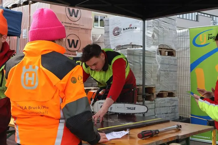 n den verschiedensten Disziplinen wie Kombinationsschnitt, Kettenwechseln und Durchhacken traten die Jugendlichen gegeneinander an. 