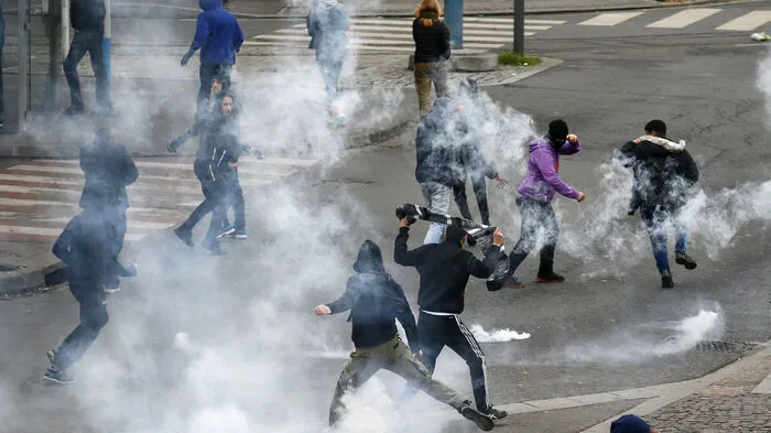 Bei einer Demonstration von etwa 400 Menschen gegen Polizeigewalt ist es in Paris zu Ausschreitungen gekommen.