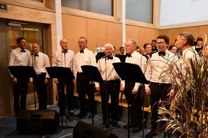 Einer der Höhepunkte des Abends war der gemeinsame Auftritt der Gesangsformation „8Klang“, bestehend aus Mitgliedern des Männerquartetts Ranten und des MGV Stadl. Gemeinsam mit dem Musikverein überzeugten sie mit dem „Comedian Harmonists Medley“ sowie „The Sound of Silence“ von Paul Simon – begleitet von Eva-Maria Knapp am Keyboard.