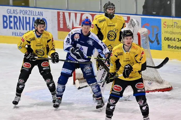 #15 Rossbacher Daniel EC Hornets Spittal, #18 Pewal Martin ESC Steindorf, #1 Zauchner Rene EC Hornets Spittal, #81 Sivec Peter Paul EC Hornets Spittal, ESC Steindorf vs. EC Hornets Spittal 25.2.2024, ESC Steindorf vs. EC Hornets Spittal 25.2.2024 am 25.02.2024 in Steindorf (Ossiachersee Halle), Austria, (Photo by Bernd Stefan)