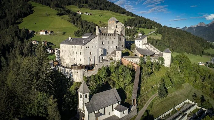 Burg Heinfels ist die bedeutendste Anlage ihrer Art in der Region