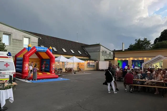 „Die Freude bei uns allen ist riesengroß, dass unsere Veranstaltung so gut von unserer Bevölkerung aus Neudau und Umgebung angenommen wird“, zeigt sich Organisator und Rotkreuz-Dienstellenleiter Manuel Lang-Mühlhauser zufrieden.