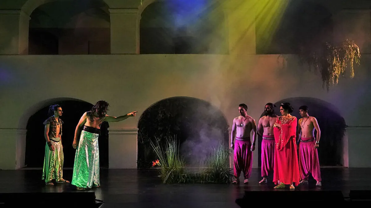 Ost und West treffen in diesem „Sommernachtstraum“ aufeinander